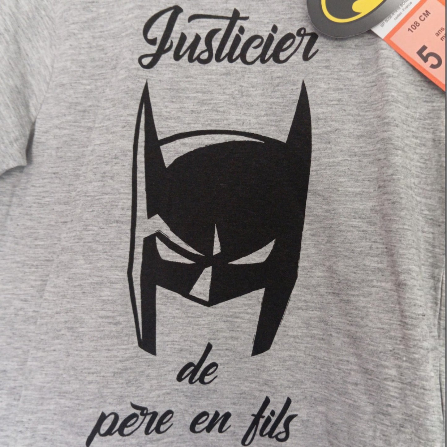 T-shirt Batman Enfant Gris à Manches Courtes – « Justicier de Père en Fils » – 95 % Coton – 5 % Viscose – Tailles 6 Mois à 8 Ans