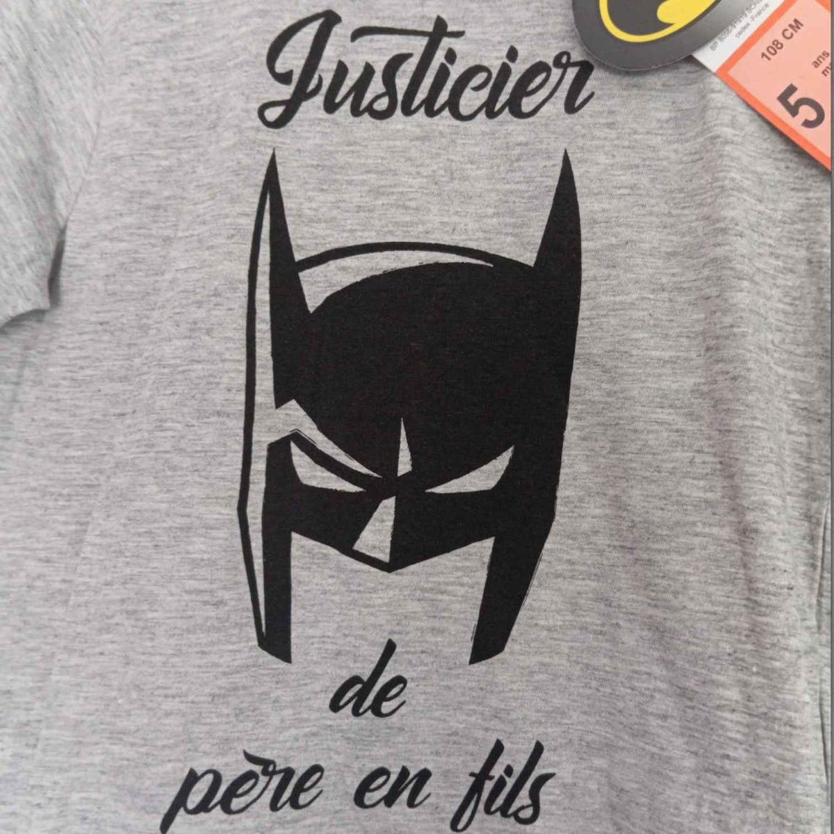 T-shirt Batman Enfant Gris à Manches Courtes – « Justicier de Père en Fils » – 95 % Coton – 5 % Viscose – Tailles 6 Mois à 8 Ans