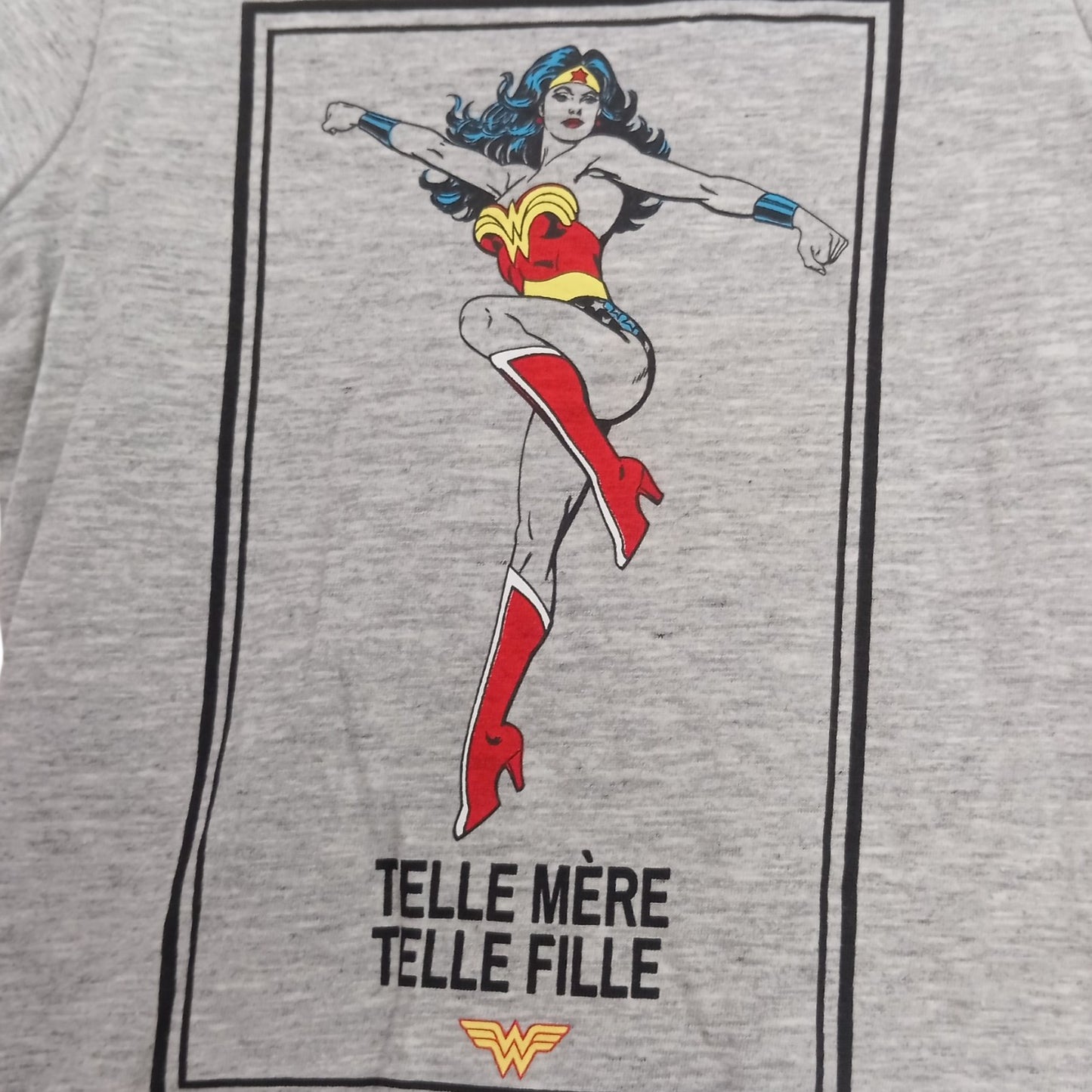 T-shirt Wonder Woman Enfant Gris à Manches Courtes – « Telle Mère Telle Fille » – 95 % Coton – Tailles 9 Mois, 3 Ans et 5 Ans
