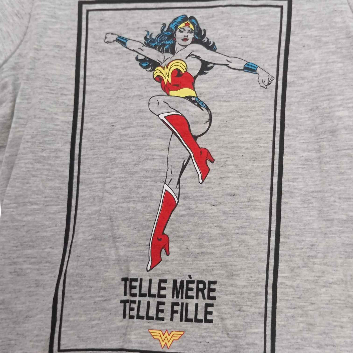 T-shirt Wonder Woman Enfant Gris à Manches Courtes – « Telle Mère Telle Fille » – 95 % Coton – Tailles 9 Mois, 3 Ans et 5 Ans