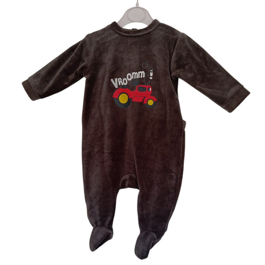 Pyjama Bébé 1 Pièce Gris avec Tracteur et Inscription Vroom! – Taille 3 Mois