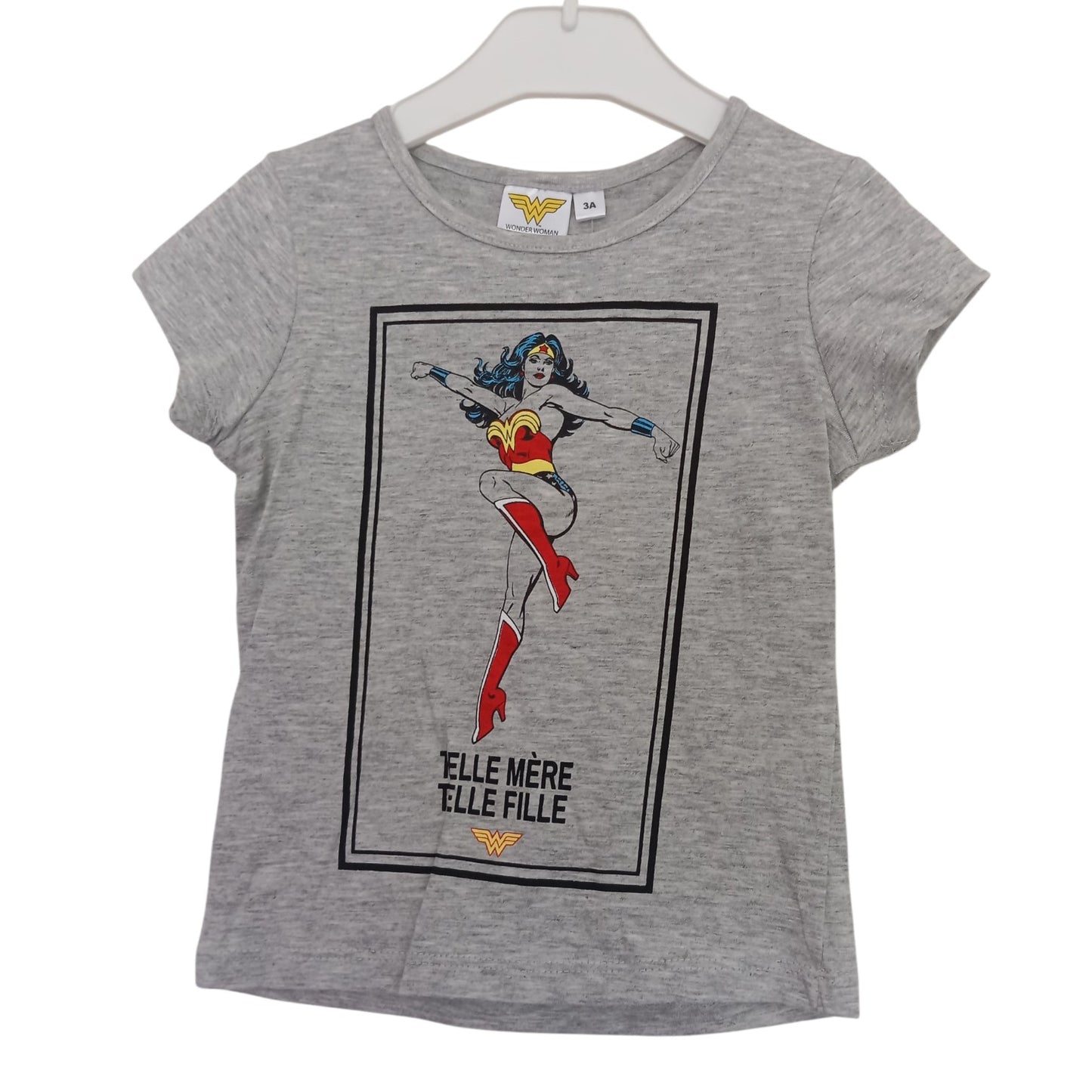 T-shirt Wonder Woman Enfant Gris à Manches Courtes – « Telle Mère Telle Fille » – 95 % Coton – Tailles 9 Mois, 3 Ans et 5 Ans